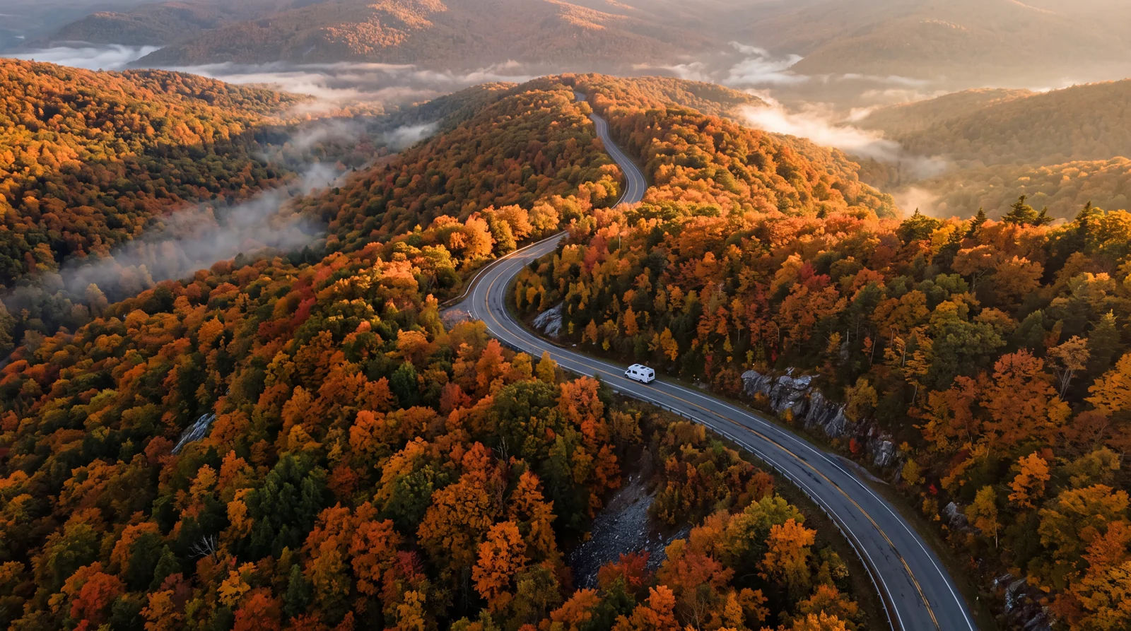 Vista aérea de uma estrada de montanha no outono · texto para imagem, 4K